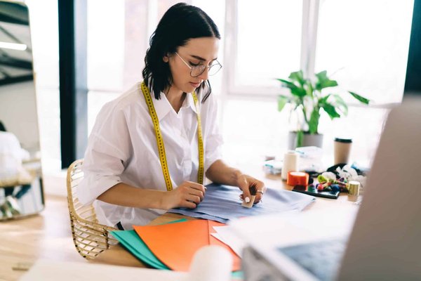 Where can tourists engage in interactive workshops about Renaissance art techniques in Edinburgh?